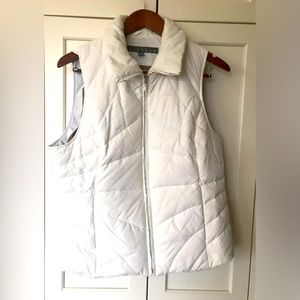Kenneth Cole white puffer jacket / zip front / side pockets / gold lining